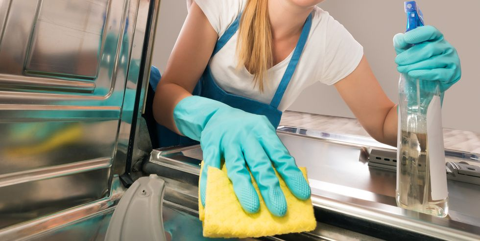 Cómo hacer una limpieza profunda de tu lavavajillas con vinagre
